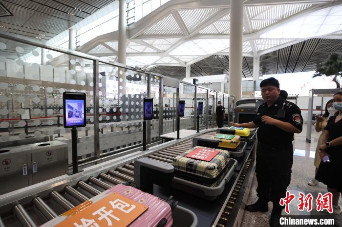 （高質(zhì)量發(fā)展調(diào)研行）探訪?？诿捞m國際機場封關(guān)運作項目：將實現(xiàn)旅客“無感通關(guān)”