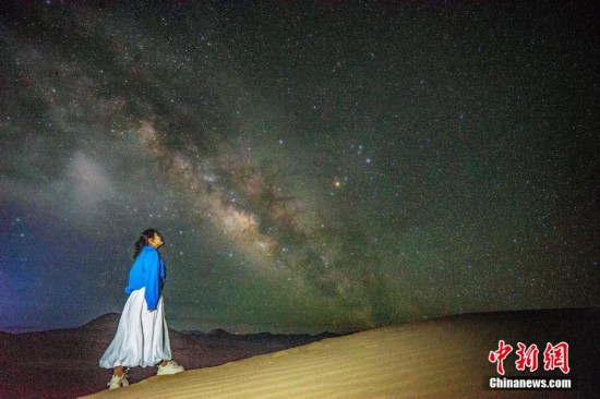 圖為6月20日晚，游客在西藏阿里暗夜公園與銀河“合影”。曹枝清 攝