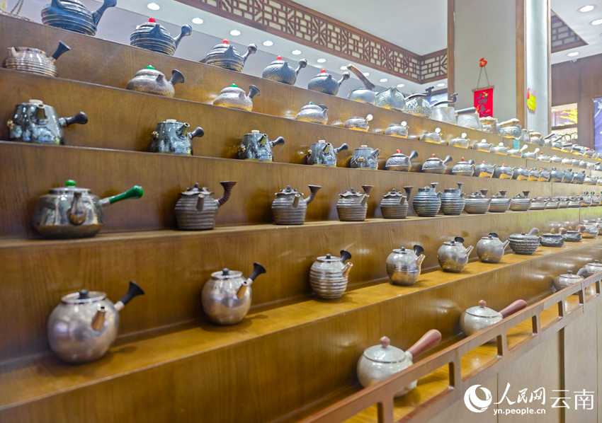 8新華村一家銀器店里的各類銀器。人民網(wǎng)記者 符皓攝