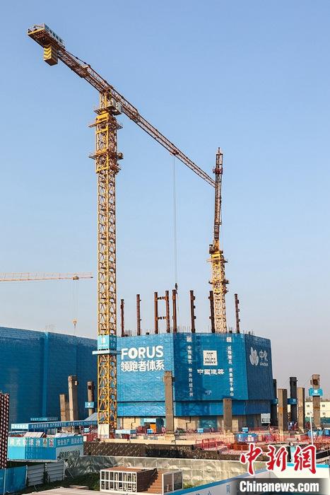 從完成頂層設(shè)計(jì)到如火如荼大規(guī)模建設(shè)，六年來，雄安新區(qū)如春天的竹子一般拔節(jié)生長(zhǎng)，這座承載千年大計(jì)的“未來之城”已雄姿初顯。從“一張白紙”開始著墨，如今的雄安新區(qū)已是濃墨重彩的“山水畫”。<a target='_blank' href='/'>中新社</a>記者近日走訪了雄安新區(qū)多地，從“藍(lán)綠金”三色感受這座“未來之城”的巨大變化。圖為7月19日，河北雄安新區(qū)，中國(guó)中化總部基地項(xiàng)目施工現(xiàn)場(chǎng)。 <a target='_blank' href='/'>中新社</a>記者 易海菲 攝