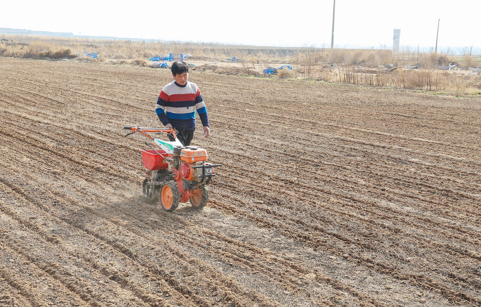 萬榮:抓緊晴好天氣 搞好藥田春管-45454.jpg 萬榮:抓緊晴好天氣 搞好藥田春管-45454.jpg