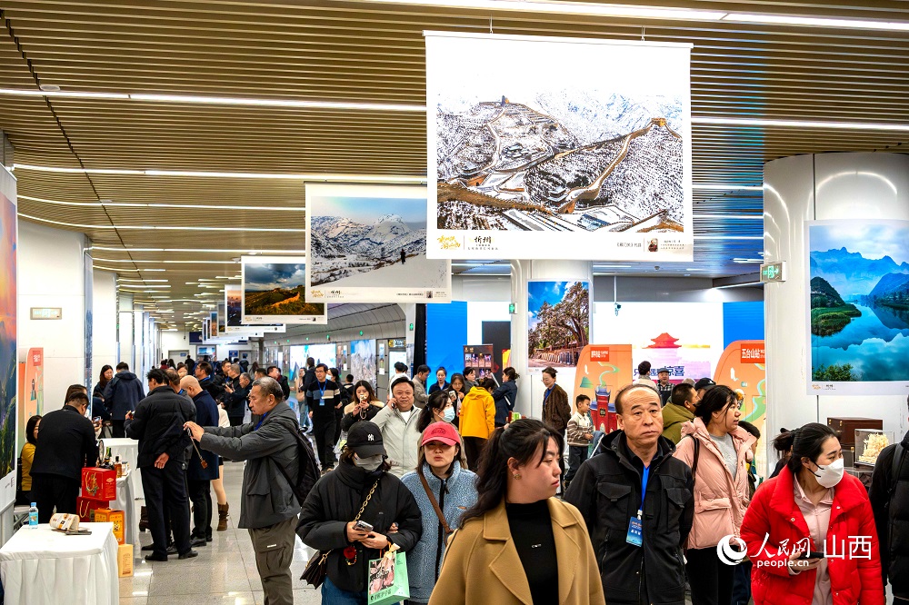 “相約忻州·盡享冬韻”暨“乘地鐵游山西”主題攝影展（忻州）在太原地鐵長風(fēng)街站啟幕。