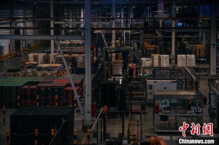 基地依托數(shù)字技術(shù)打造“黑燈工廠”。　李南軒 攝