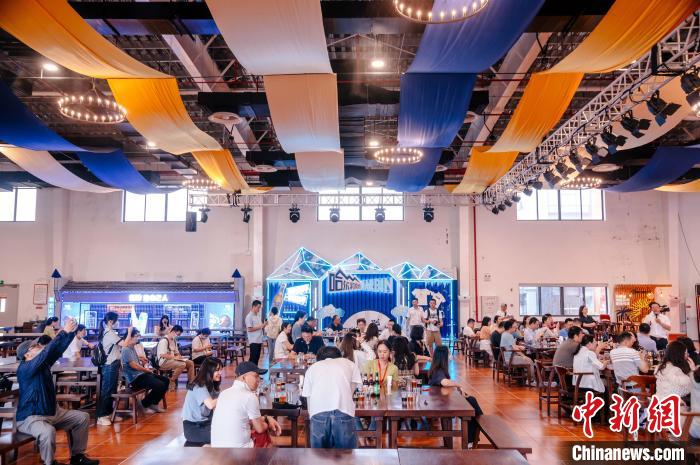 圖為基地內(nèi)的慕尼黑餐廳?！±钅宪?攝