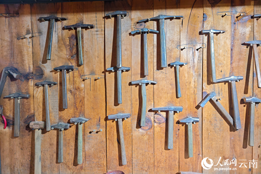 新華村銀器加工作坊里的小錘。人民網(wǎng)記者 符皓攝