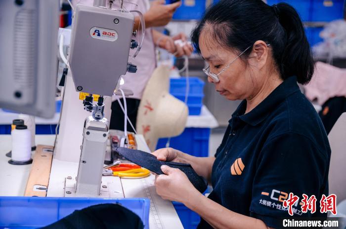 圖為員工在生產(chǎn)線工作。　李南軒 攝