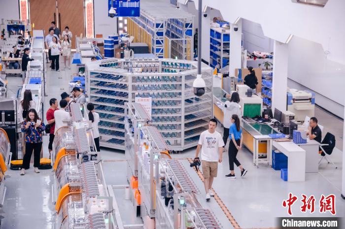 圖為莆田雙馳鞋業(yè)個(gè)性化定制示范工廠?！±钅宪?攝