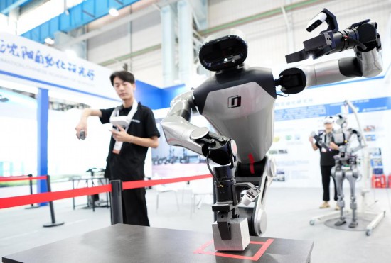 9月5日,在沈陽的2025全球工業(yè)互聯(lián)網(wǎng)大會的展覽區(qū)現(xiàn)場,中國科學(xué)院沈陽自動化研究所的機器人工程師在調(diào)試具身智能操作系統(tǒng)。新華社記者 李鋼 攝