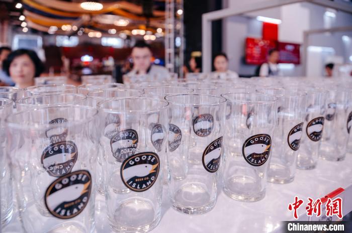 基地內(nèi)，各式啤酒文化周邊產(chǎn)品在出售?！±钅宪?攝