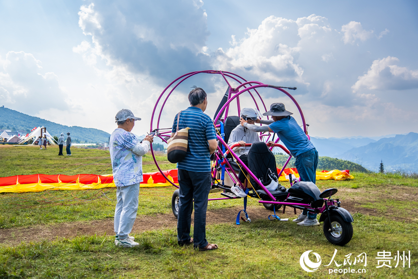 游客在野玉海飛行營地解鎖山地新玩法。人民網(wǎng)記者 涂敏攝
