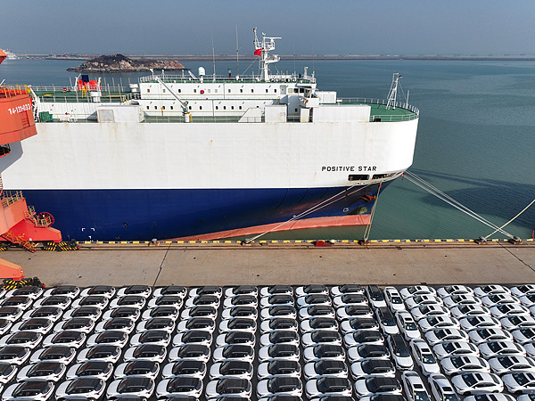 在江蘇省連云港，中國(guó)生產(chǎn)的汽車(chē)正加緊裝船出口海外。