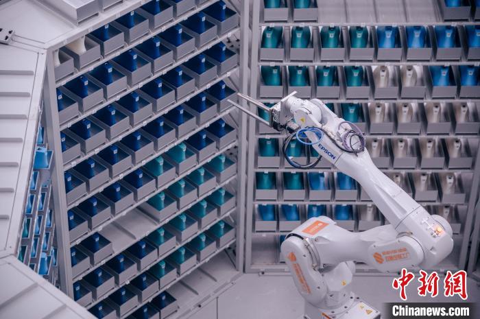 車(chē)間里，鞋楦配送機(jī)械臂在有序工作?！±钅宪?攝
