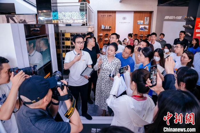 定制示范工廠可從腳型測(cè)量?jī)x采集數(shù)據(jù)，按需進(jìn)行“私人訂制”?！±钅宪?攝