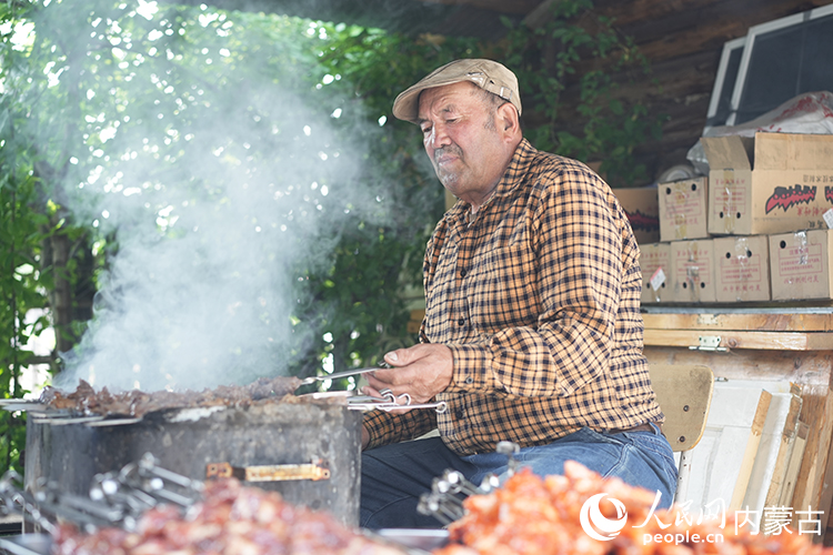 孫金花家庭小院內(nèi)，正在烤制肉串。人民網(wǎng)記者 李睿攝