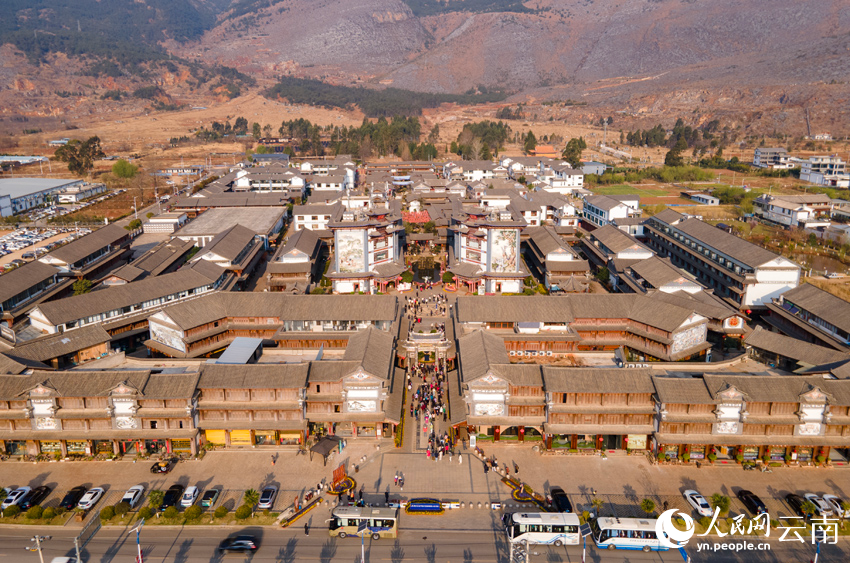 密布銀器加工作坊的新華村。人民網(wǎng)記者 符皓攝