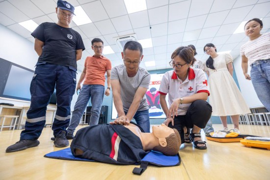 在浙江省湖州市吳興區(qū)龍泉小學(xué)，紅十字會救護(hù)員對教職工進(jìn)行自動體外除顫器（AED）使用培訓(xùn)。新華社發(fā)（伊凡攝）