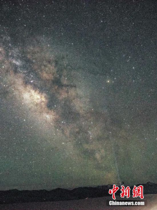 圖為6月20日晚游客在西藏阿里暗夜公園，與銀河“合影”。曹枝清 攝