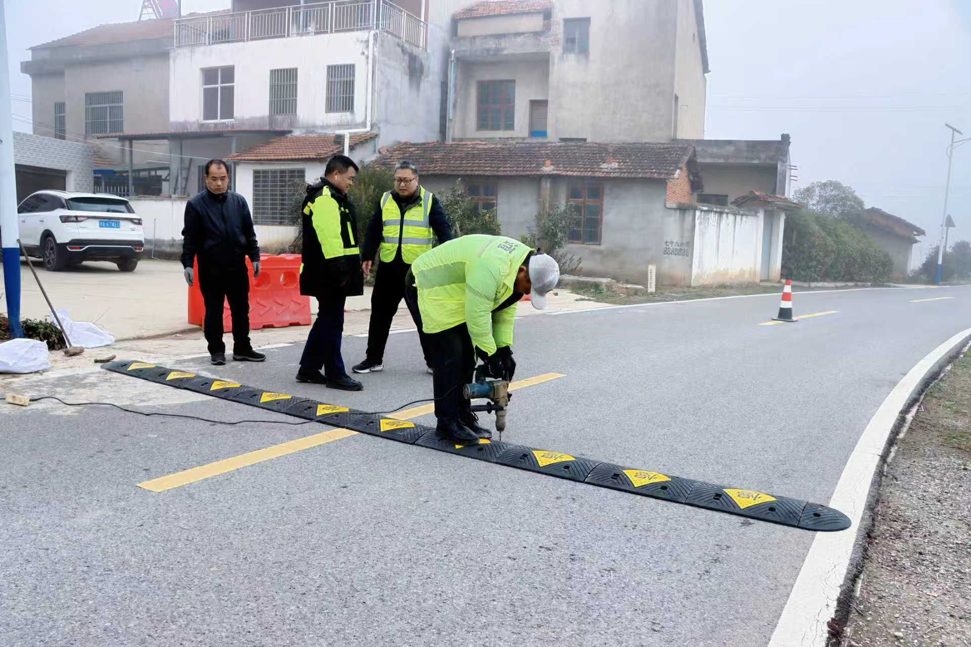 養(yǎng)護(hù)工對(duì)農(nóng)村公路進(jìn)行日常巡查、養(yǎng)護(hù)。受訪方供圖