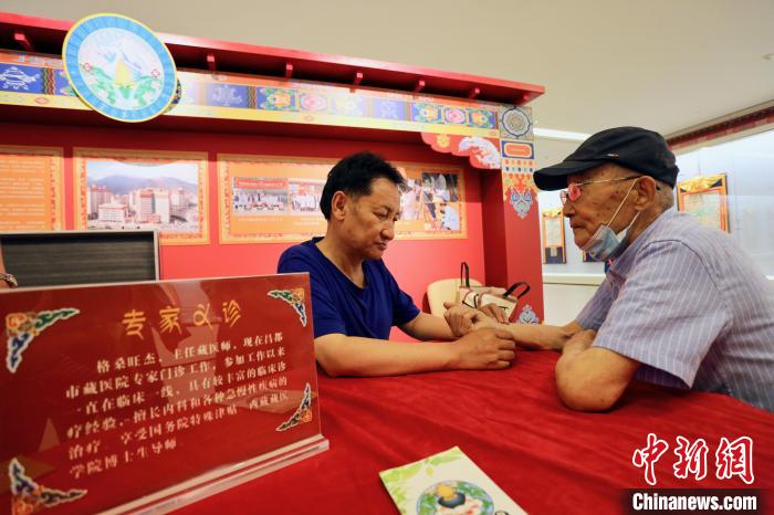 “藏韻瑰寶”藏醫(yī)四部醫(yī)典唐卡珍品展在天津美術(shù)館展出，展覽現(xiàn)場藏醫(yī)專家義診受歡迎。　劉俊蒼 攝