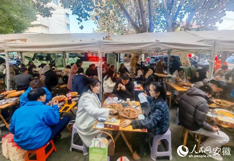 迎春街上，游客們品嘗廣德燉鍋。人民網(wǎng)記者 王銳攝