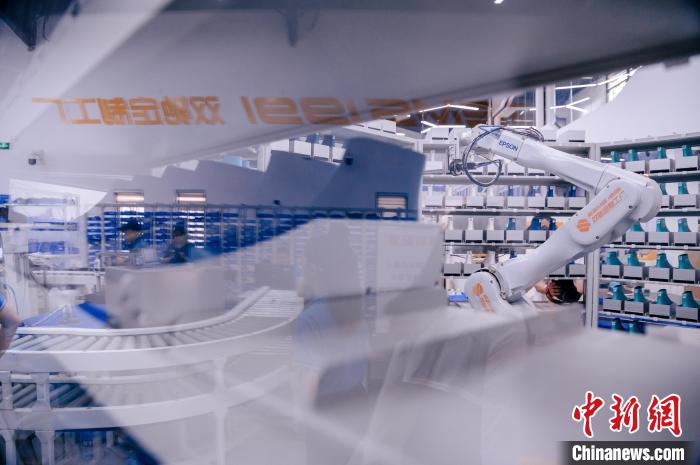 最快一個(gè)多小時(shí)，“私人訂制”的鞋子就能完成生產(chǎn)。　李南軒 攝