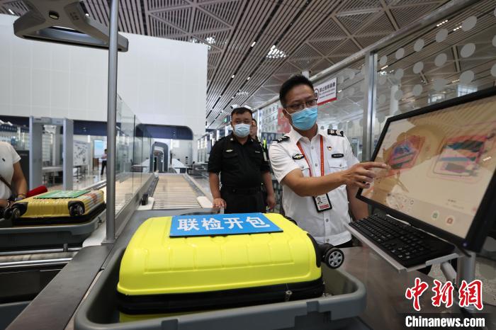 6月25日，在?？诿捞m國際機場T2航站樓，工作人員對完成改造的設(shè)備進行模擬測試?！∈Y啟明 攝