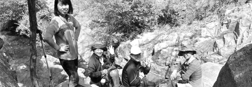 近日，資深驢友隨哥組織驢友到濟南仲宮太甲山游玩。圖為驢友正在山路上休息。隨哥供圖