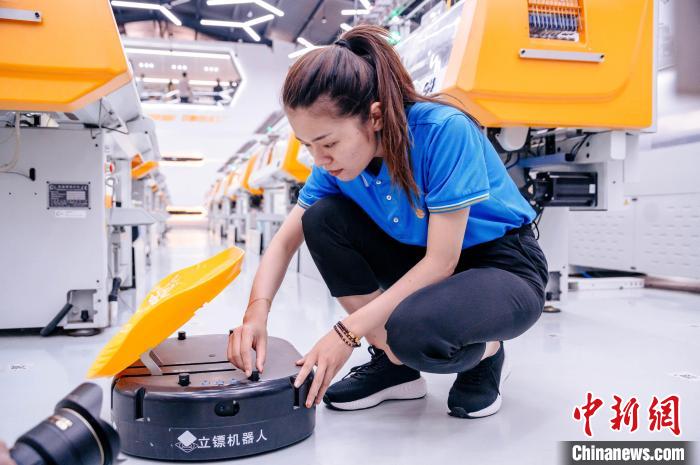 圖為員工在調(diào)試AGV搬運(yùn)機(jī)器人。　李南軒 攝