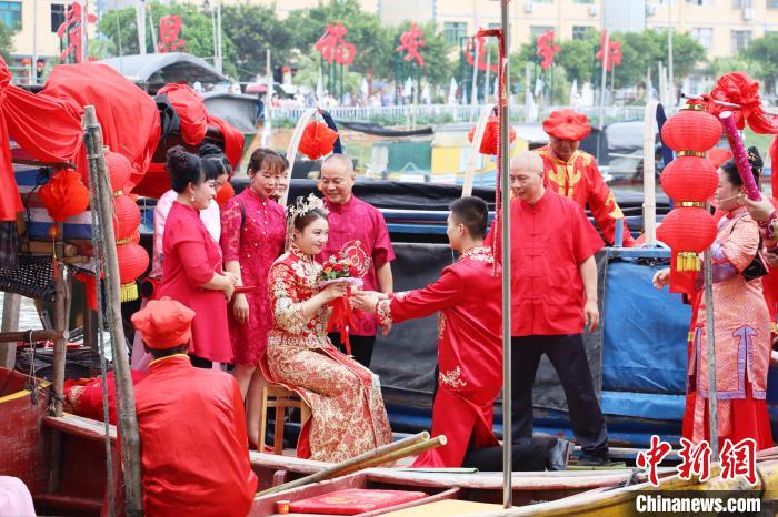 連家船民婚俗秀之迎親禮和成親禮?！×珠派?攝