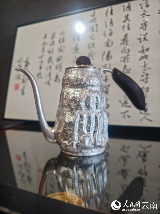 李杰加工制作的銀壺。人民網(wǎng)記者 符皓攝