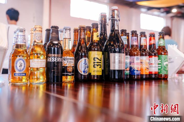 莆田基地主要生產(chǎn)全球旗艦品牌百威、科羅娜、貝克等啤酒，并生產(chǎn)雪津啤酒、雪山啤酒、藍妹啤酒等。　李南軒 攝