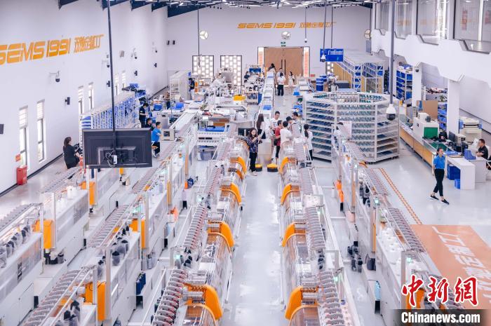 “高質(zhì)量發(fā)展調(diào)研行”主題采訪活動(dòng)來(lái)到福建莆田雙馳鞋業(yè)個(gè)性化定制示范工廠?！±钅宪?攝