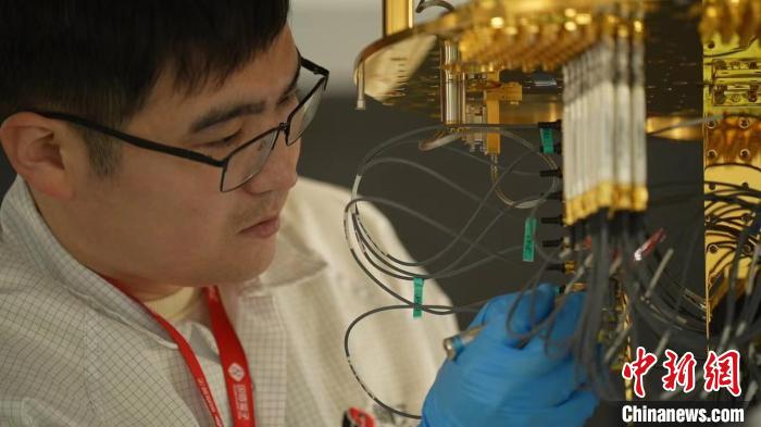 科研人員正在組裝超導(dǎo)量子計算機。
