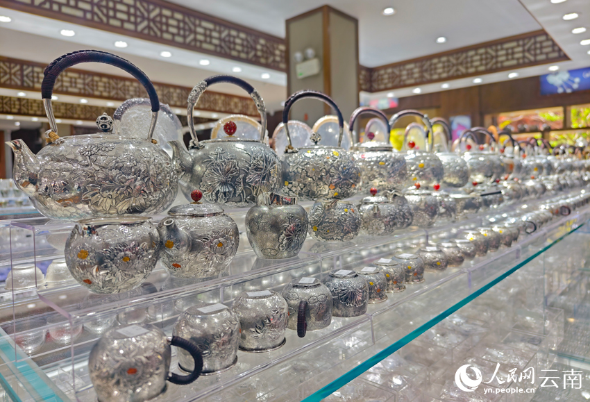 新華村一家銀器店里的各類銀器。人民網(wǎng)記者 符皓攝