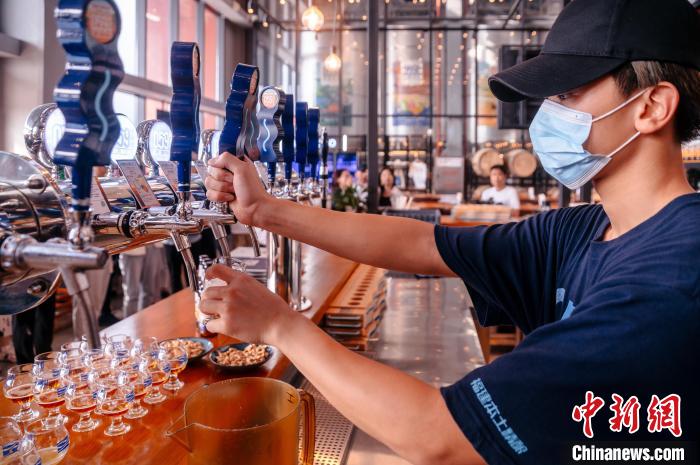 圖為百威雪津啤酒莆田基地工作人員正在打酒。　李南軒 攝